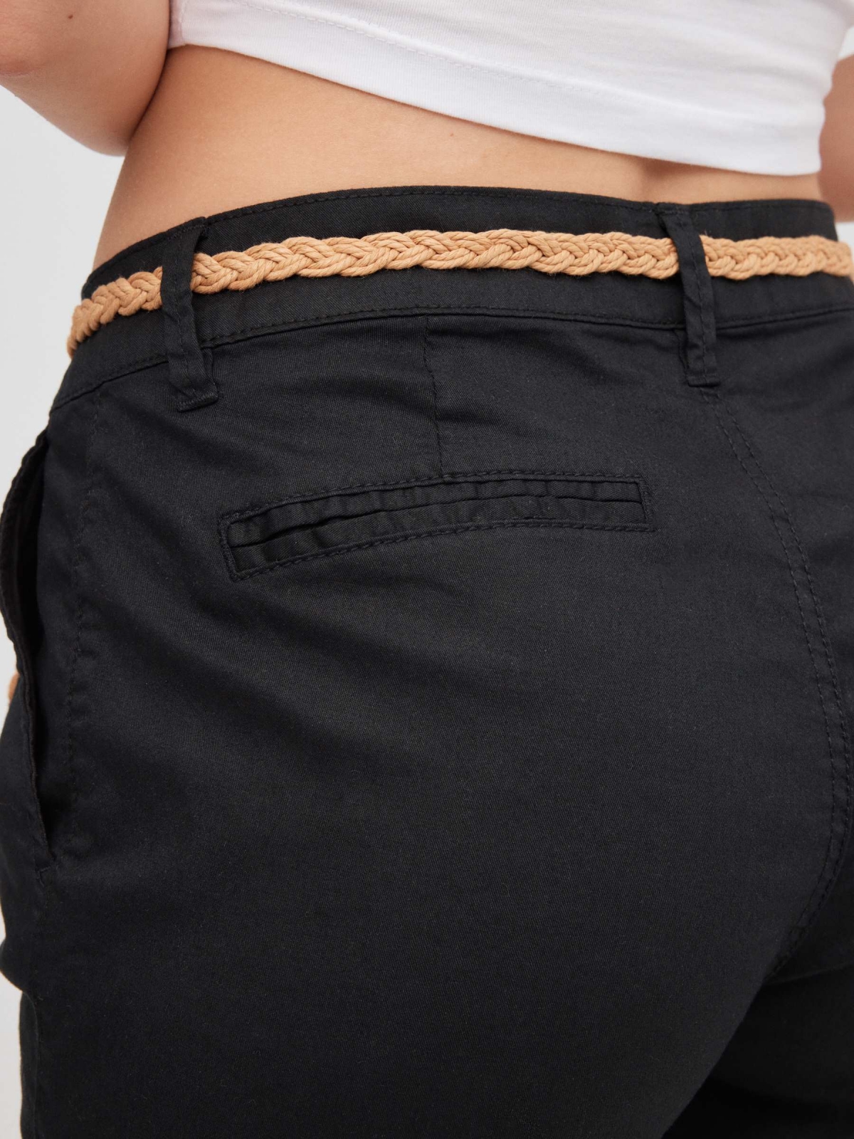 Bermudas com cinto preto vista detalhe