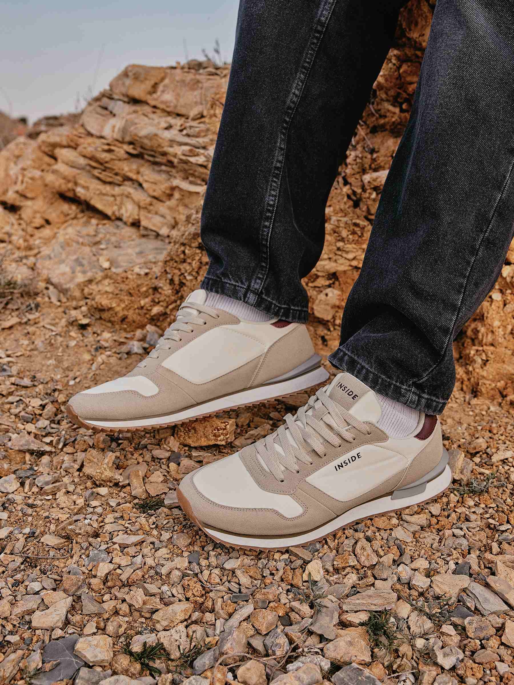 Zapatillas casual running crudo vista perfil