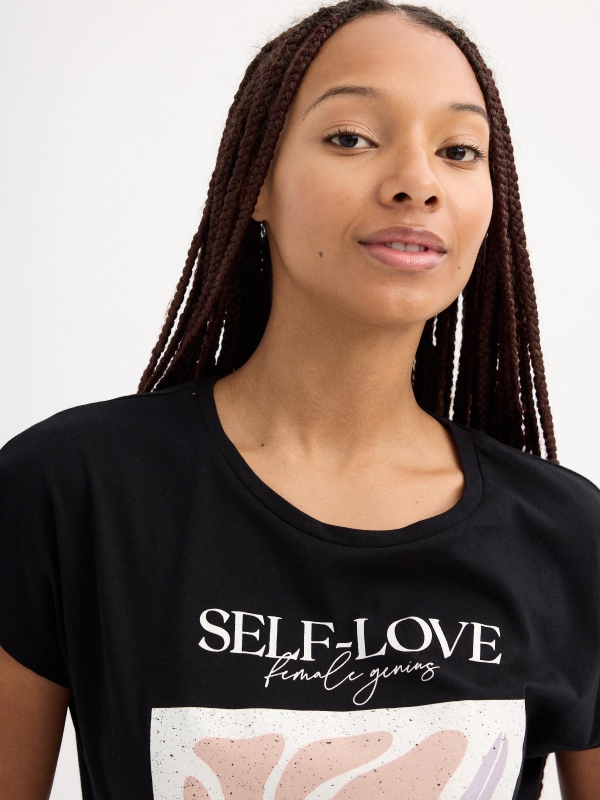 Camiseta manga corta self-love negro vista detalle