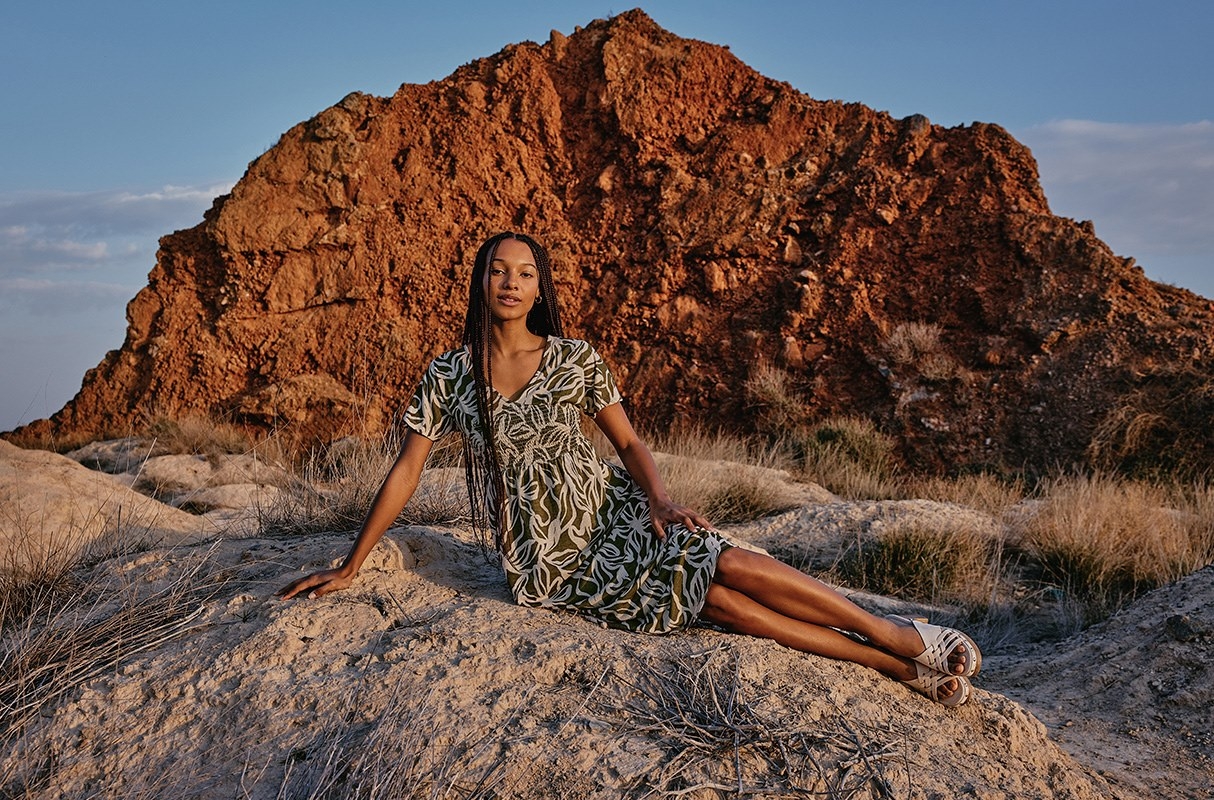 Vestido midi estampado verde vista tres cuartos frontal