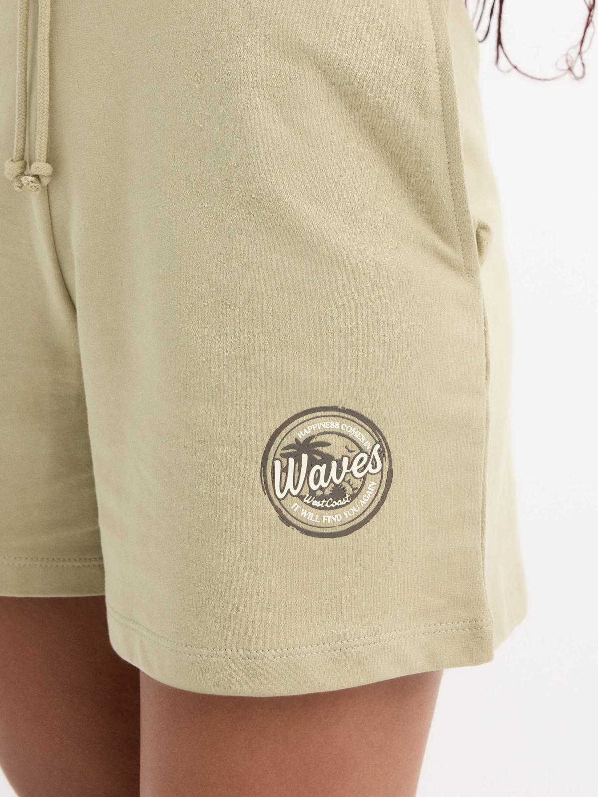 Waves fleece shorts greyish green detail view