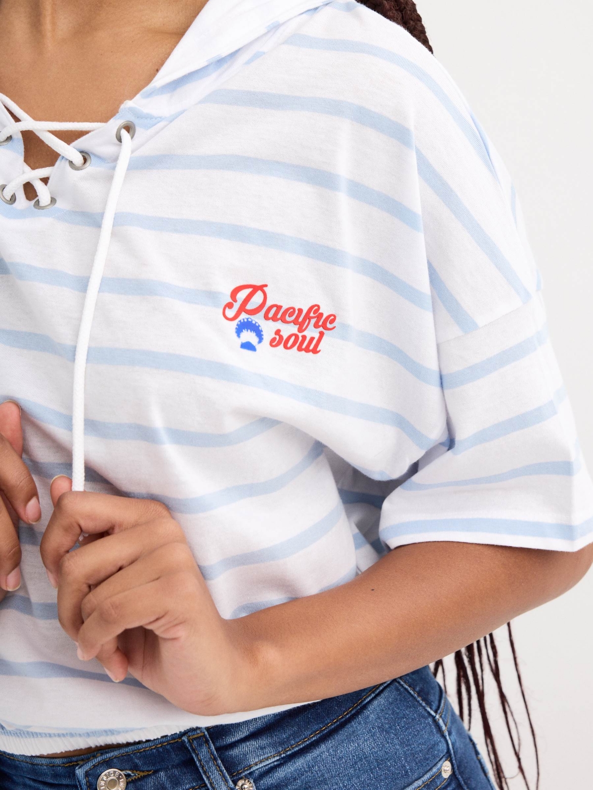 Short-sleeve striped hoodie shirt white detail view