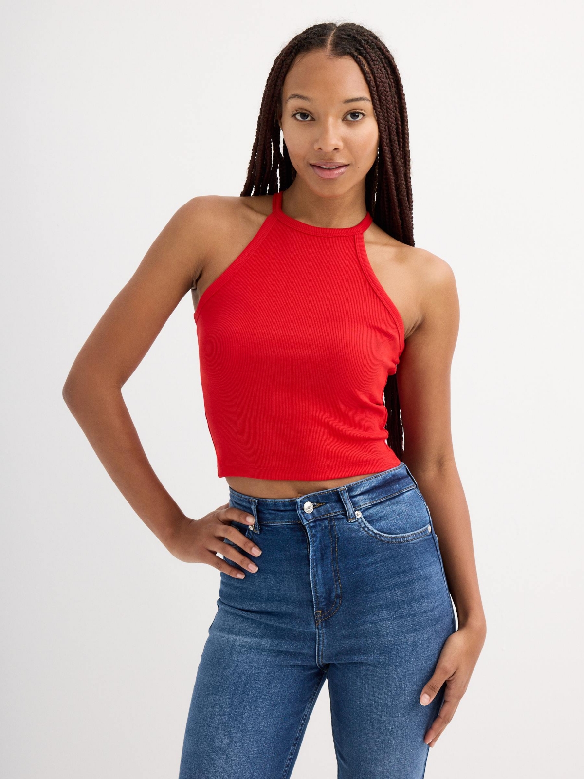 Top canelado halter vermelho profundo vista meia frontal