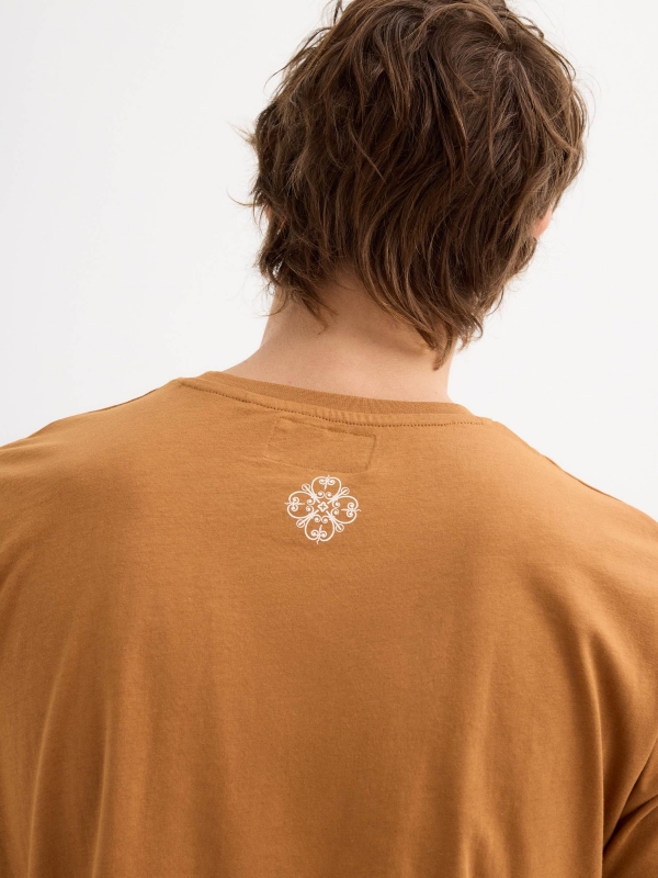 Short sleeve t-shirt Cosmic Harmony light brown detail view