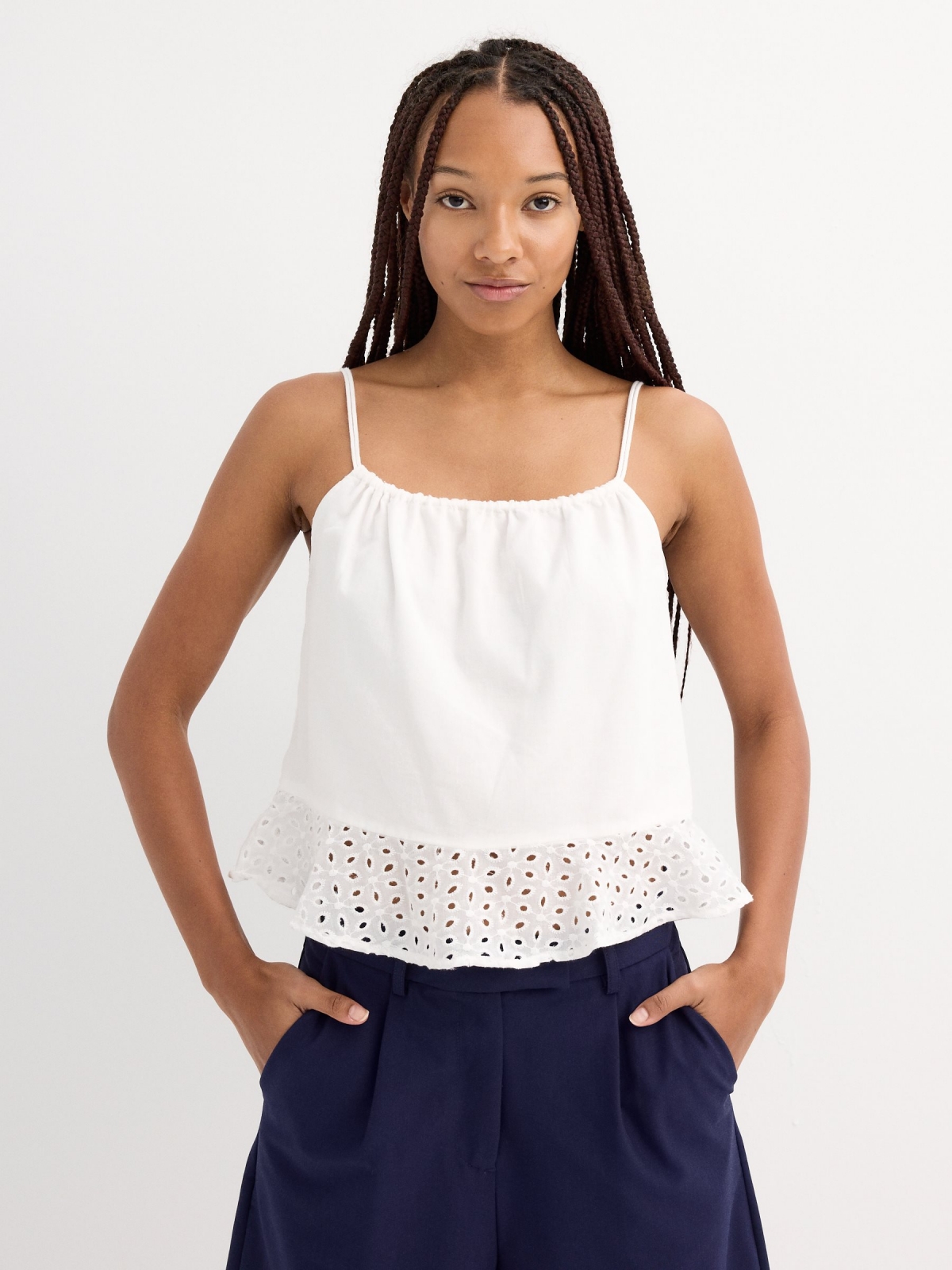 Blusa halter bordado suíço branco vista meia frontal