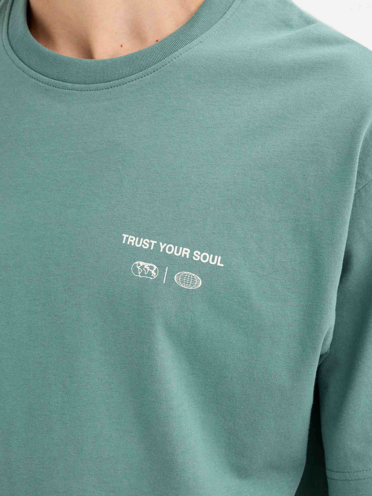 Camiseta Confie na sua Alma verde vista detalhe