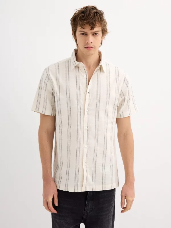 Camisa manga curta rústica listras duplas marfim vista meia frontal