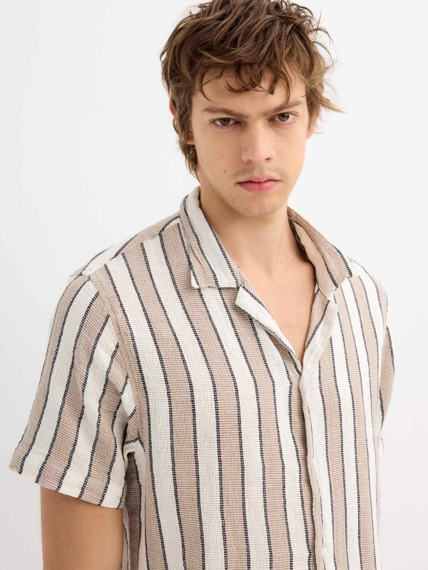 Rustic short-sleeve striped shirt beige detail view