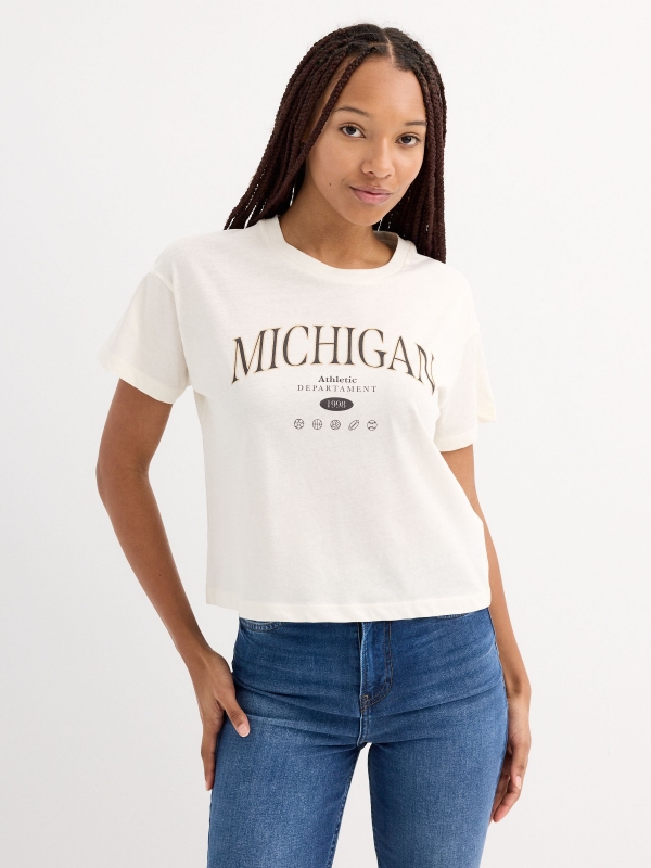 Camiseta crop manga corta Michigan blanco roto vista media frontal
