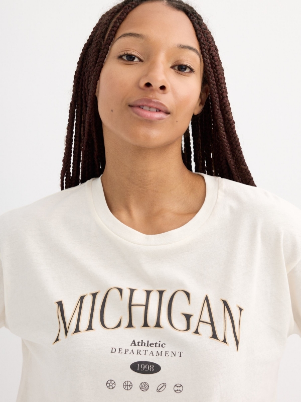 Camiseta crop manga corta Michigan blanco roto vista detalle