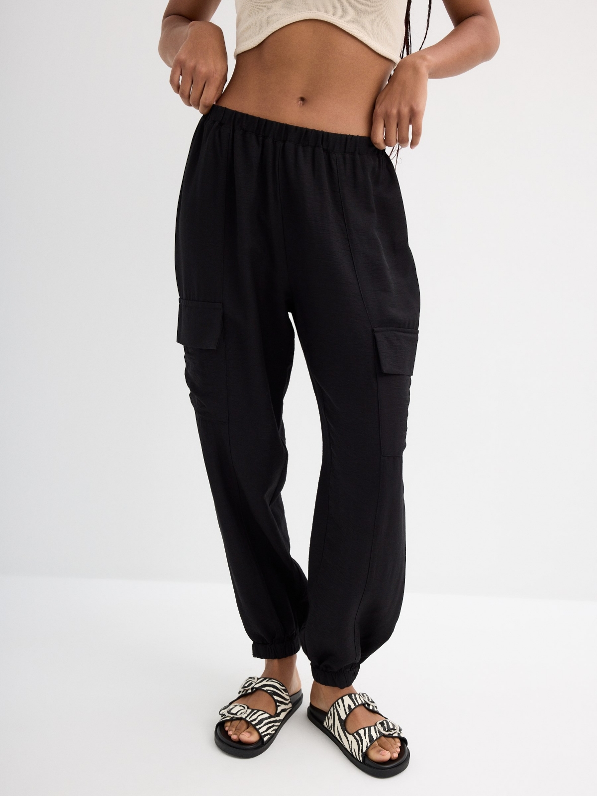 Calça cargo viscose preto vista meia frontal