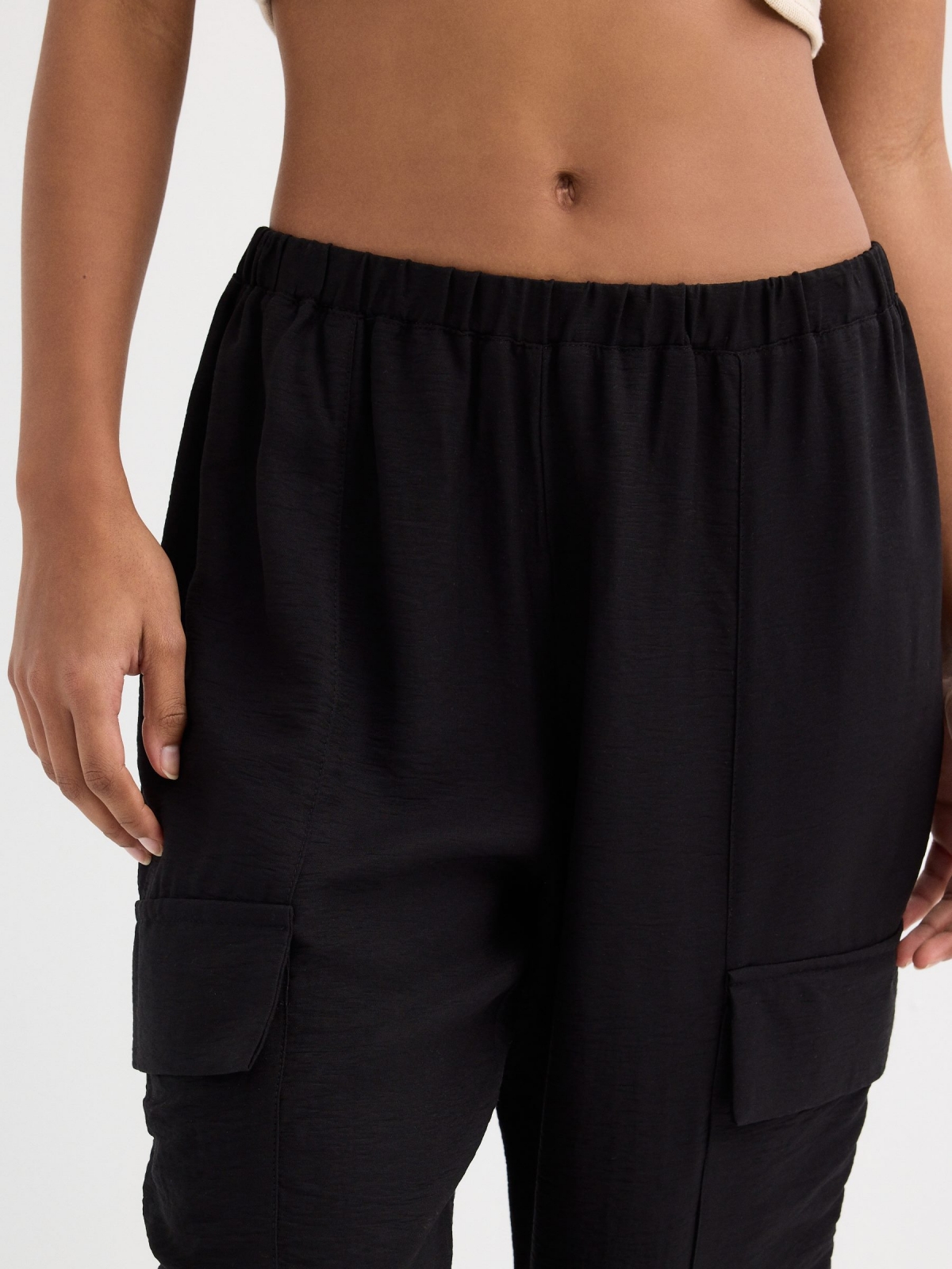 Calça cargo viscose preto vista detalhe