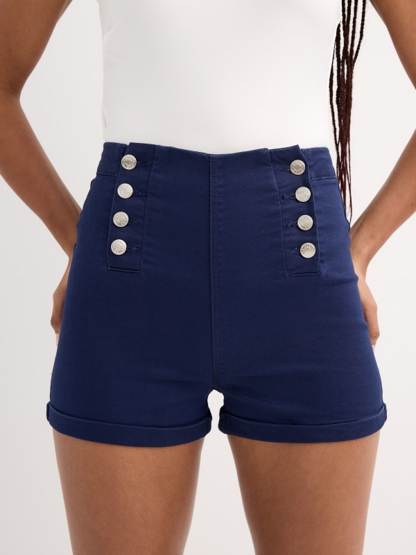 Short cintura alta botões azul marinho vista detalhe frontal