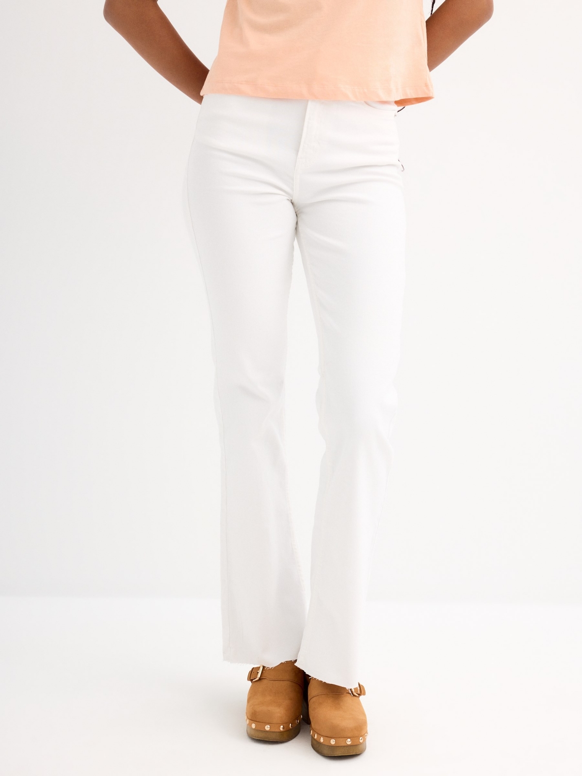 Jeans flare blanco blanco vista media frontal