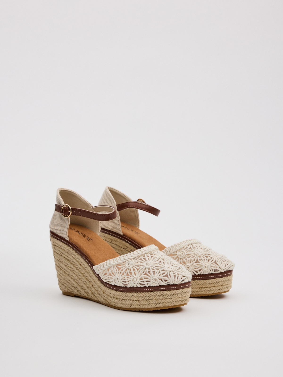 Closed-toe perforated wedges white 45º front view