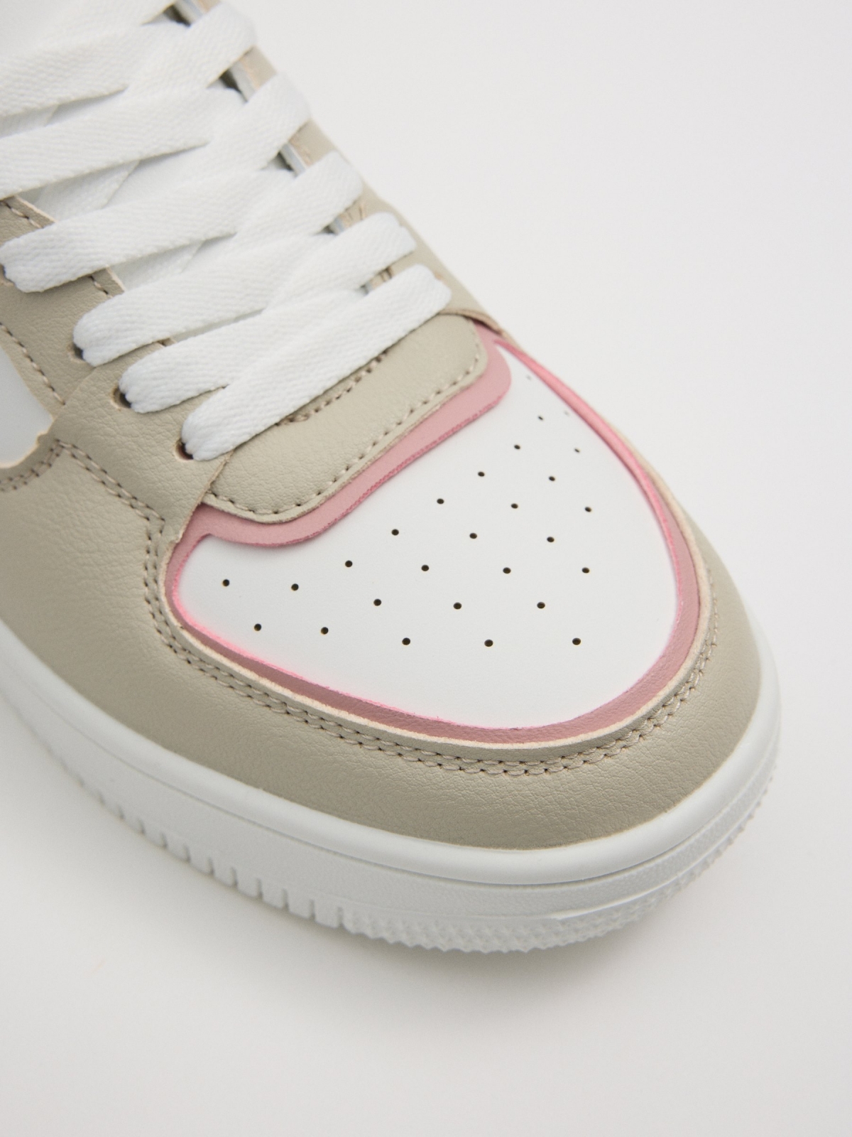 Skater sneakers contrast white detail view