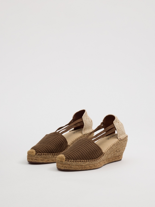 Closed toe embroidered wedges earth brown 45º front view