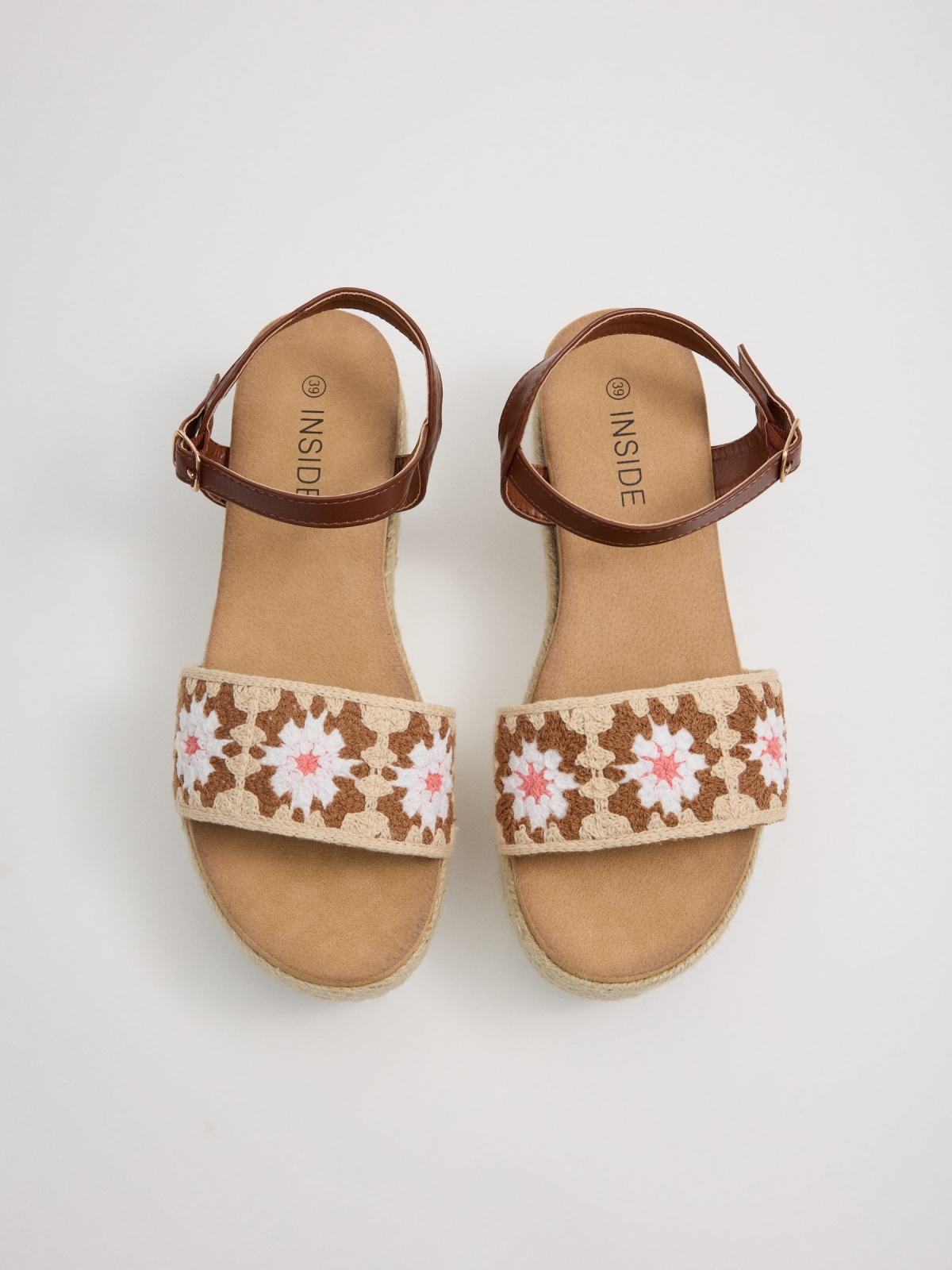 Crochet wedge sandals flowers sand zenithal view