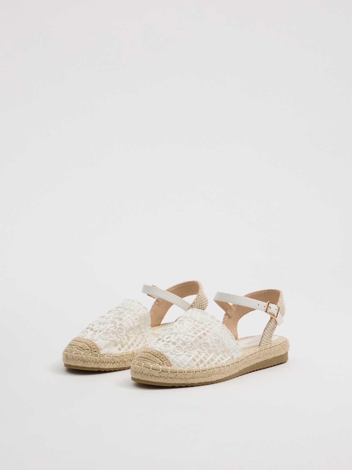 Closed-toe jute sandals ivory 45º front view