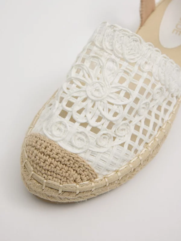 Sandalias punta cerrada yute marfil vista detalle