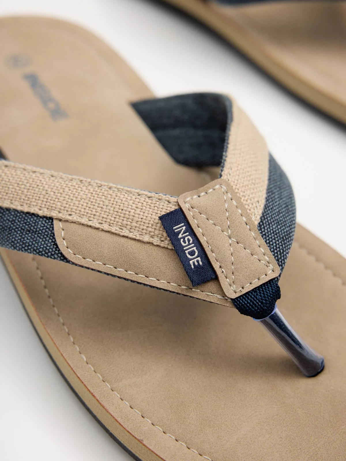 Bermuda jeans azul escuro lavado azul vista detalhe