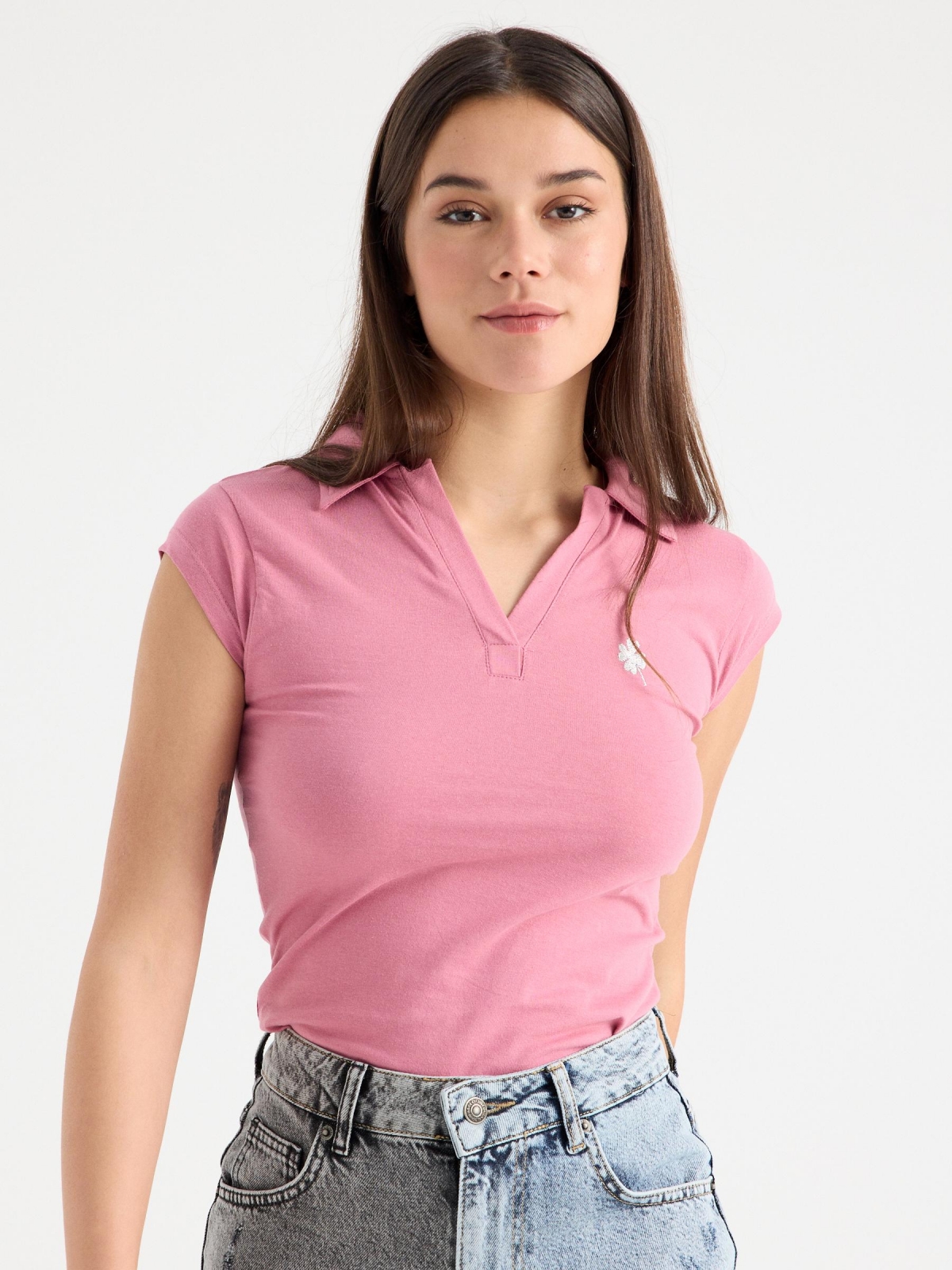Camiseta polo bordado rosa empolvado vista media frontal