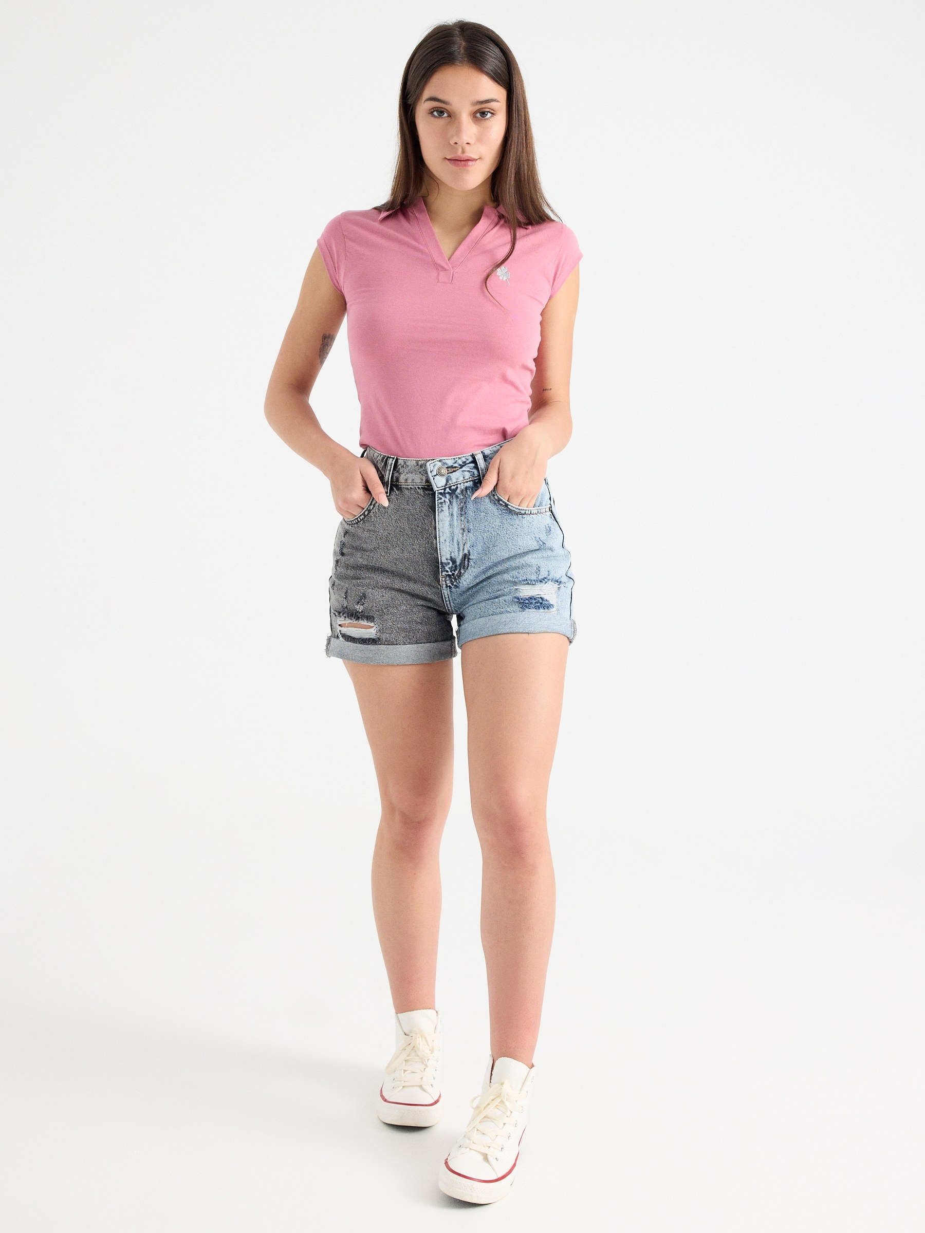 Camiseta polo bordado rosa empolvado vista media frontal