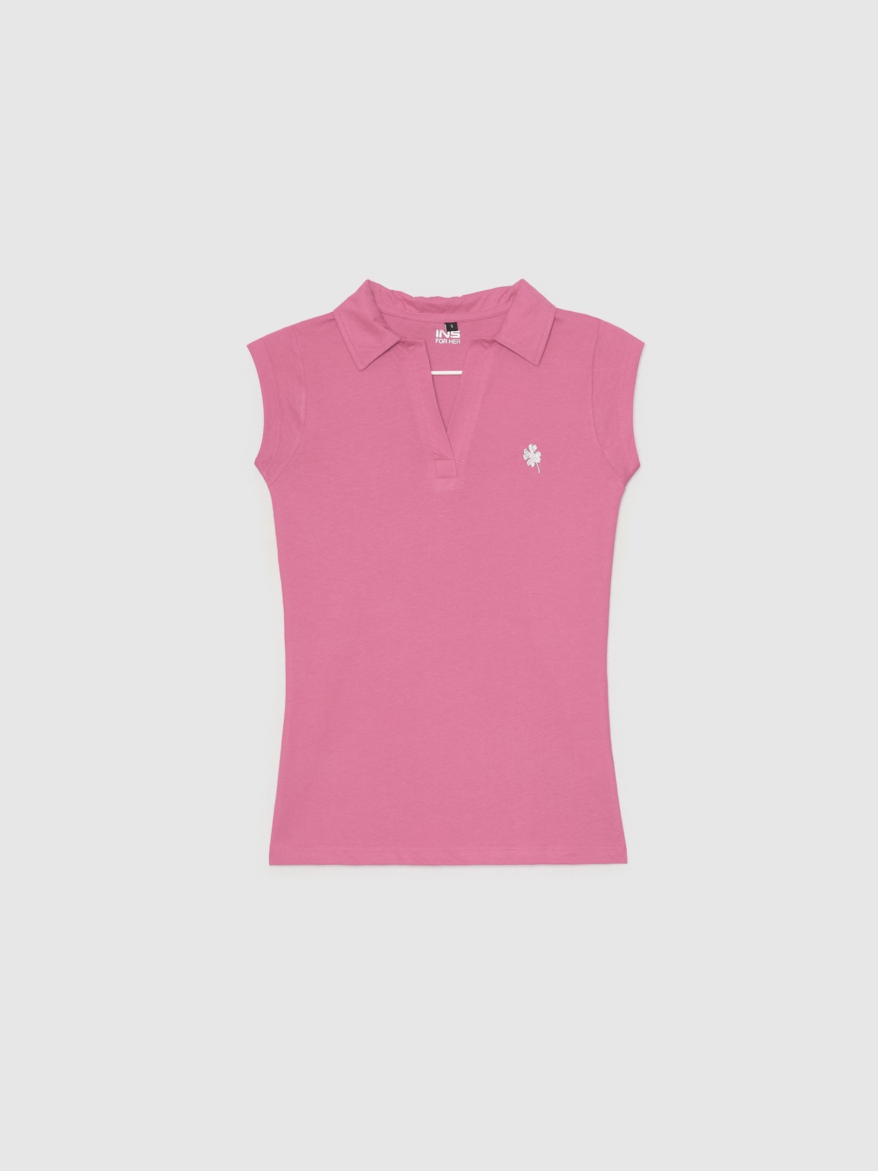 Camiseta polo bordado rosa empolvado vista media frontal
