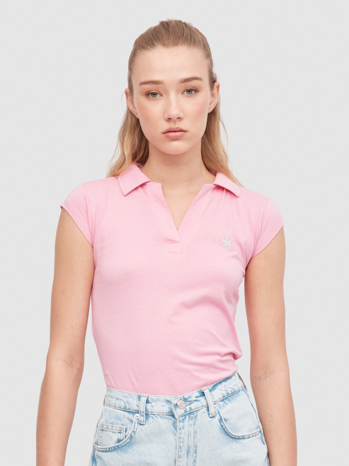 Camiseta polo bordado rosa chicle vista media frontal
