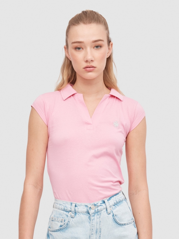 Camiseta polo bordado rosa chicle vista media frontal