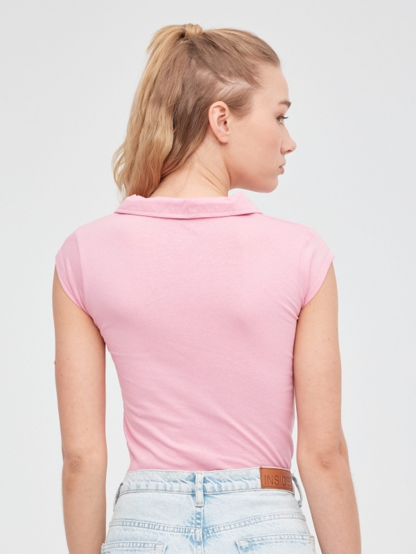 Camiseta polo bordado rosa chicle vista media trasera