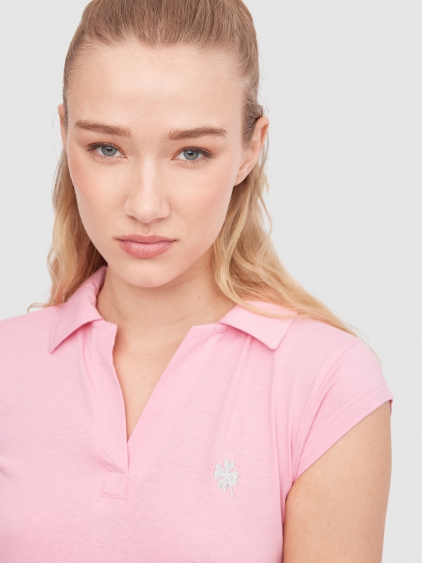 Camiseta polo bordado rosa chicle vista detalle