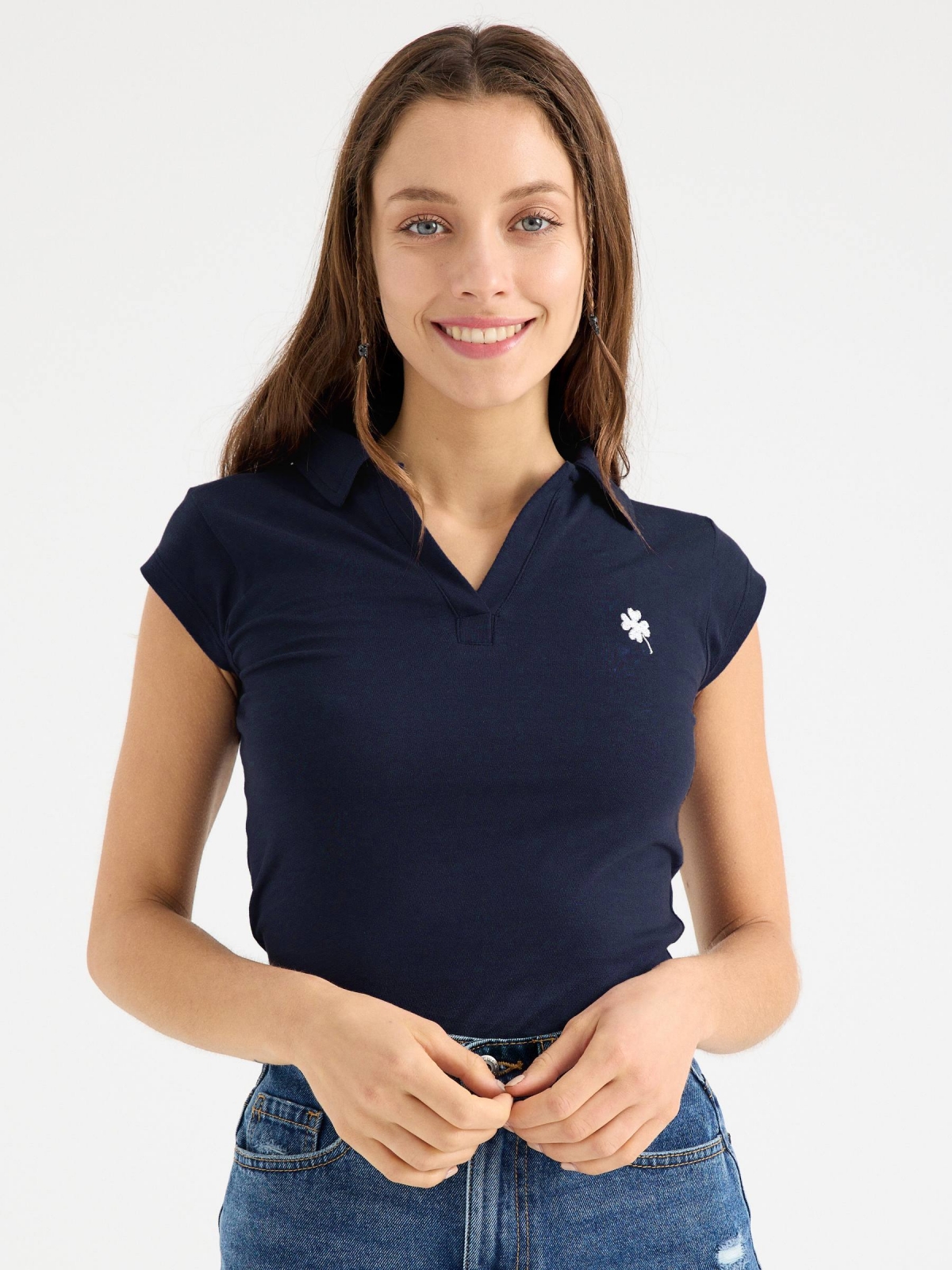 Camiseta polo bordado azul marino vista media frontal