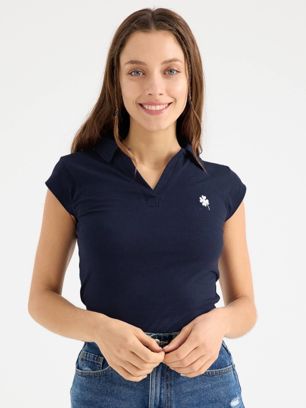 Camiseta polo bordado azul marino vista media frontal