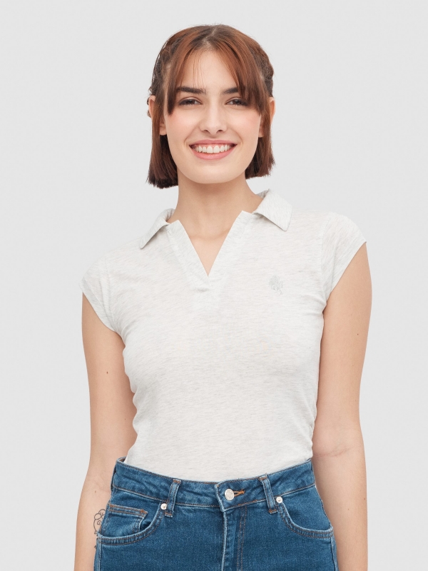 Camiseta polo bordado melange claro vista media frontal