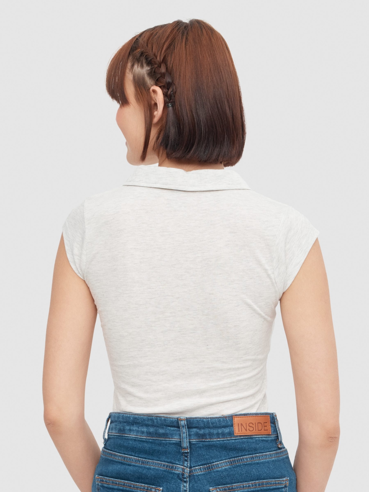 Camiseta polo bordado melange claro vista media trasera