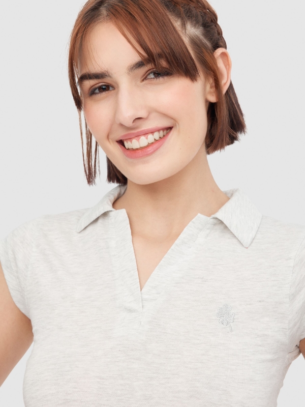 Camiseta polo bordado melange claro vista detalle