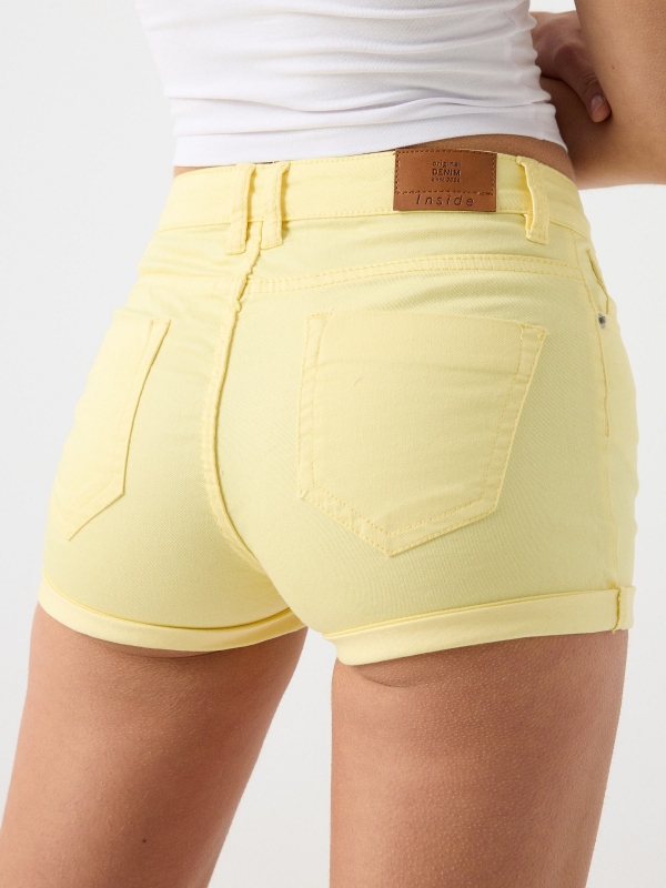 Short sarga colores amarillo claro vista detalle trasero