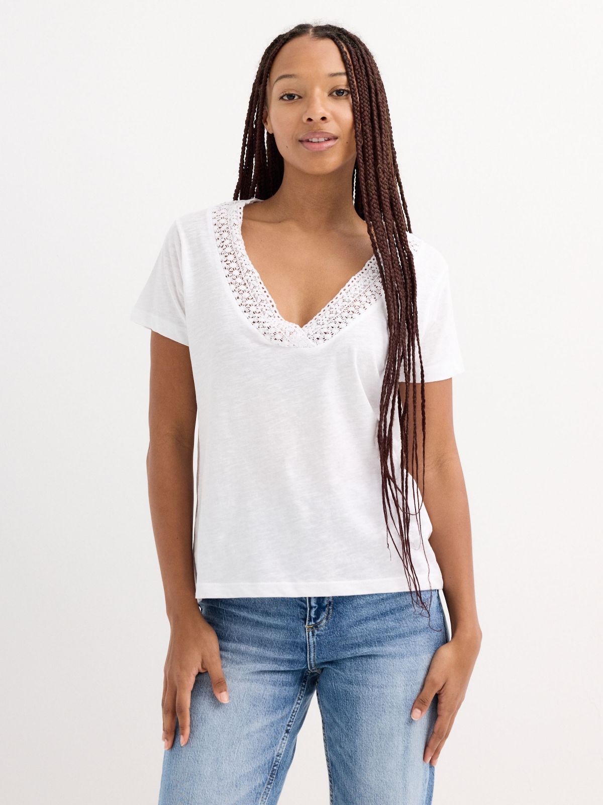 Short sleeve lace neckline t-shirt white middle front view