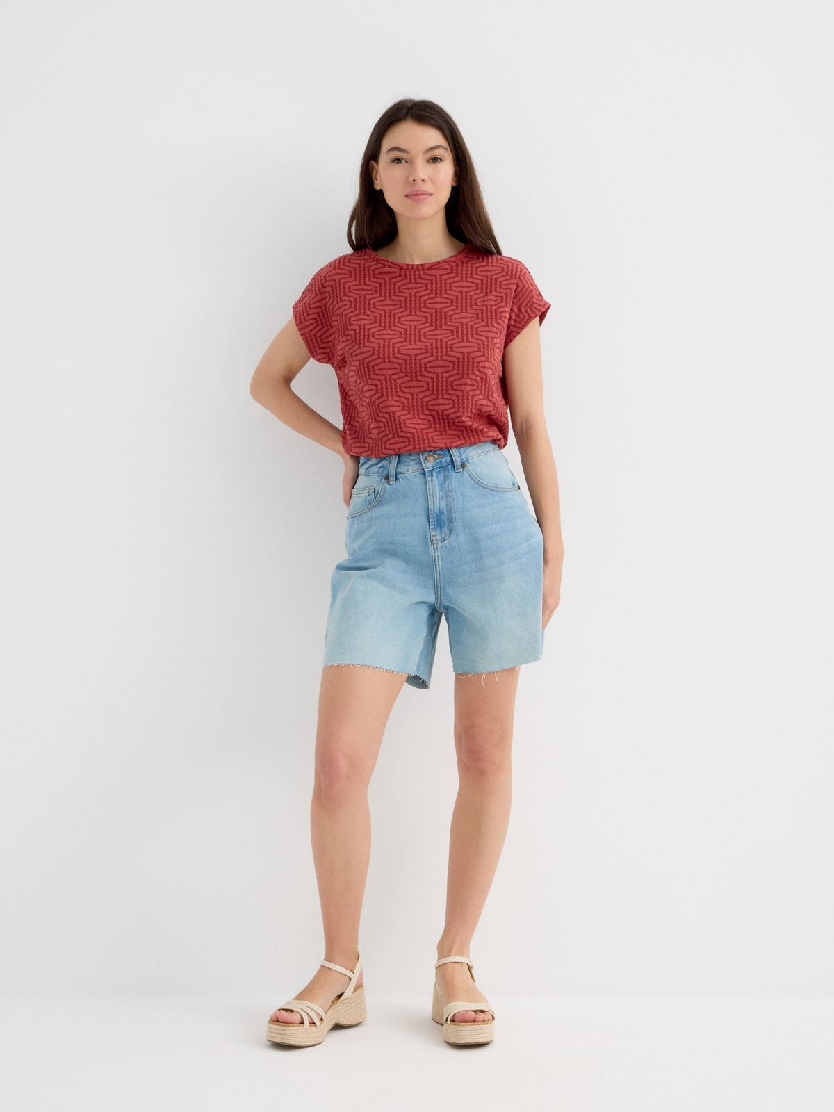 Sleeveless textured shirt brick red general front view