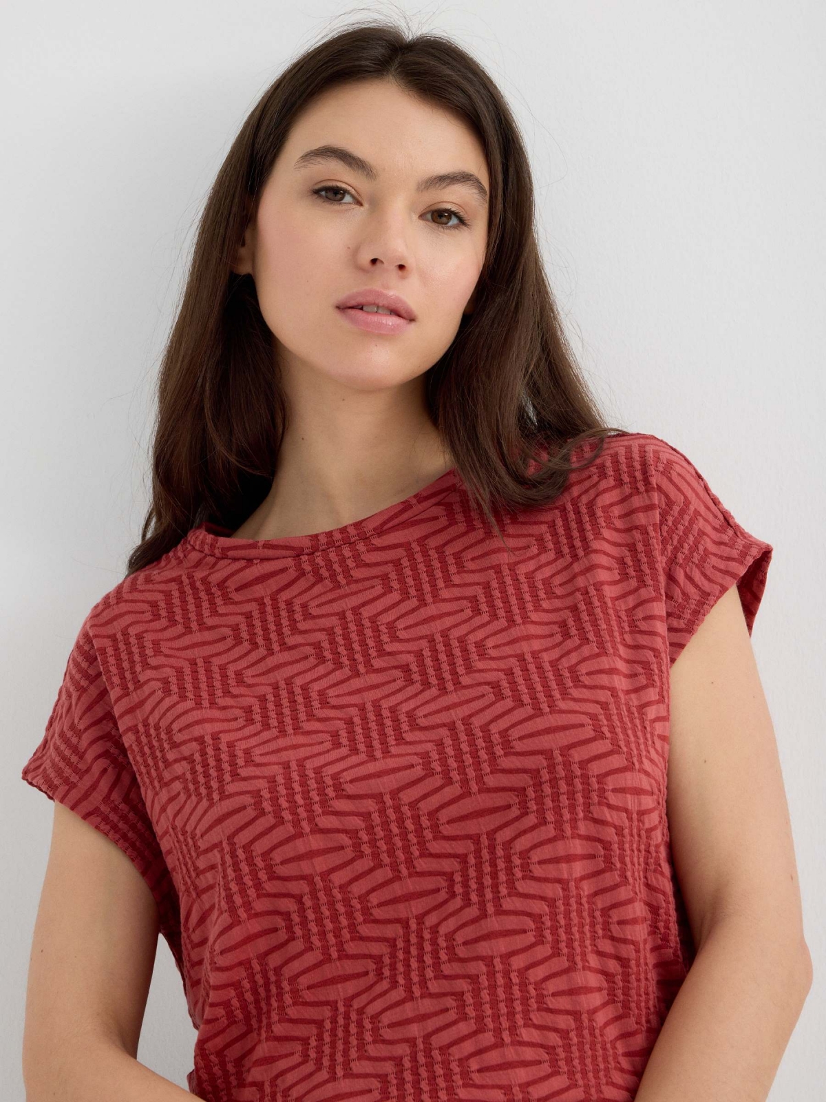 Sleeveless textured shirt brick red detail view