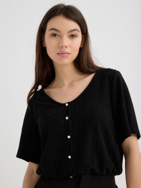 Camiseta manga curta botões preto vista detalhe