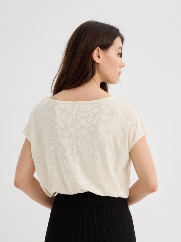 Camiseta jacquard oversized areia vista meia traseira