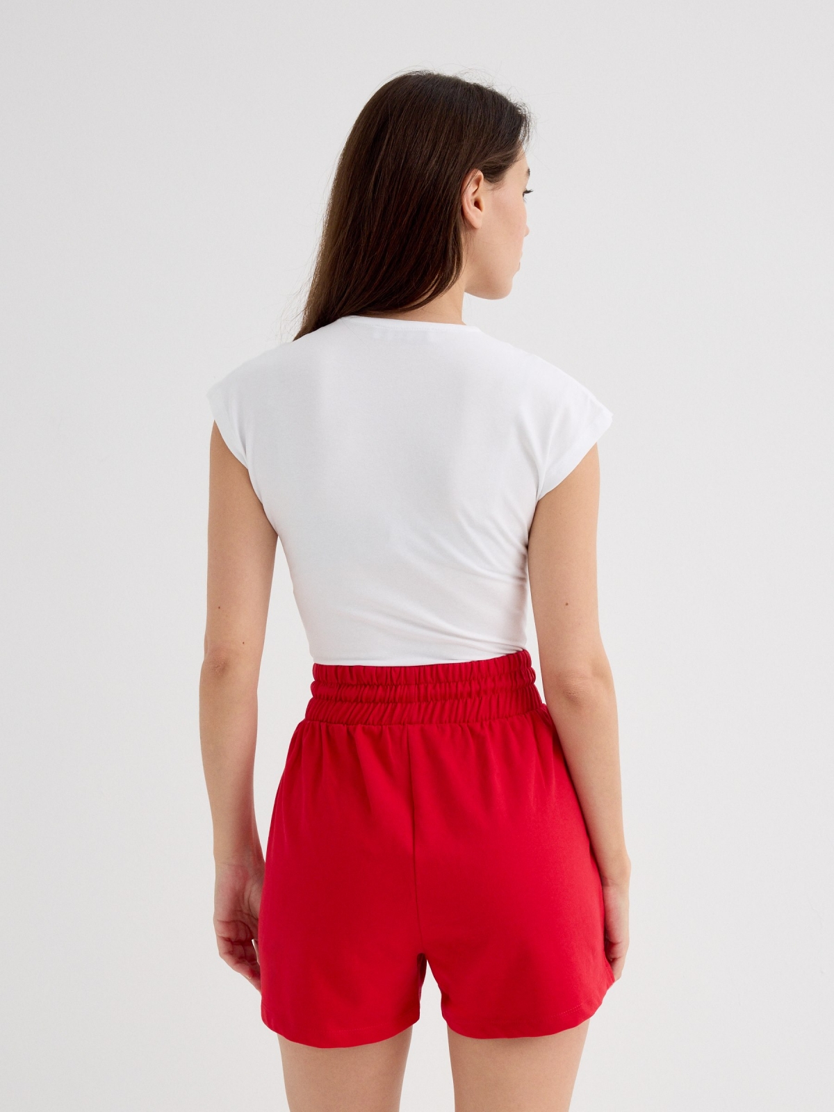 Pantalón corto felpa carmín vista media trasera