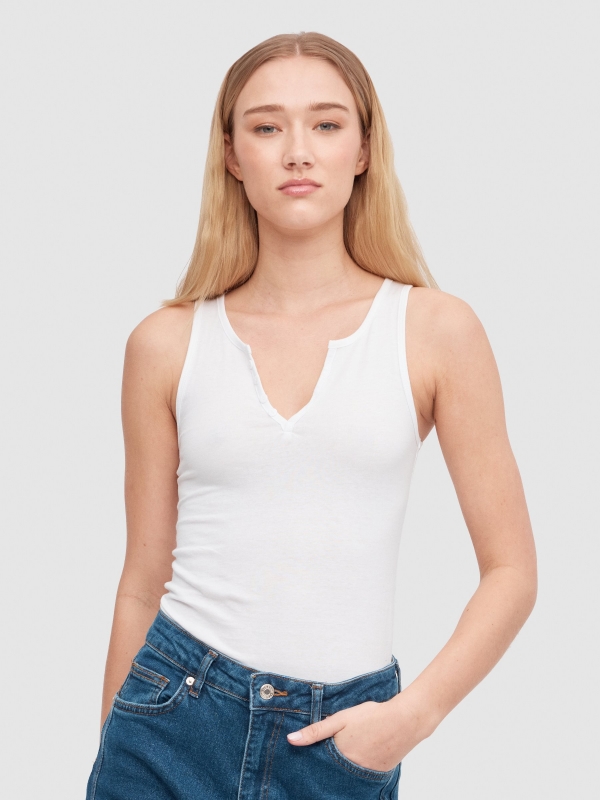Camiseta cuello pico botones blanco vista media frontal