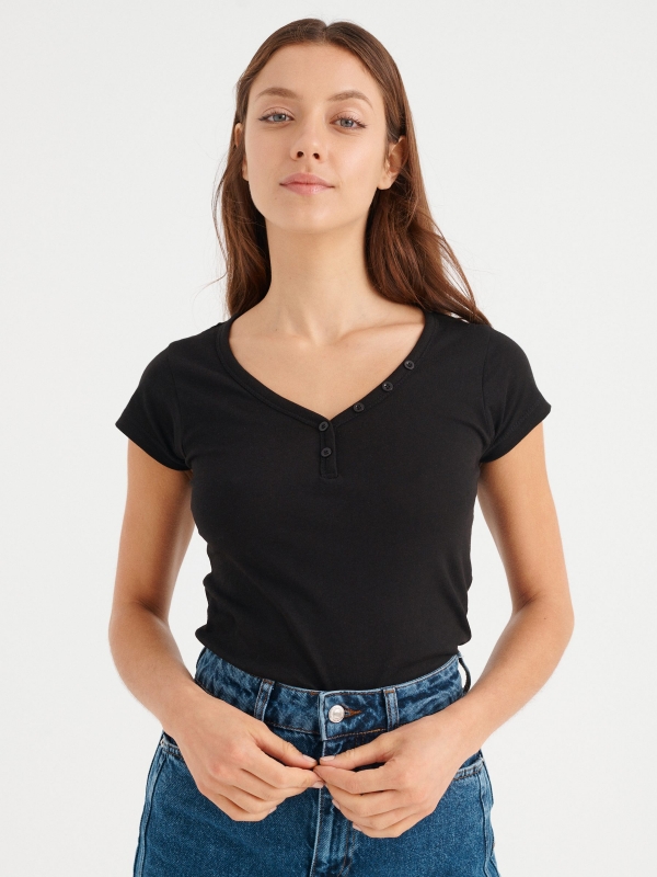 Camiseta básica decote em V preto vista meia frontal