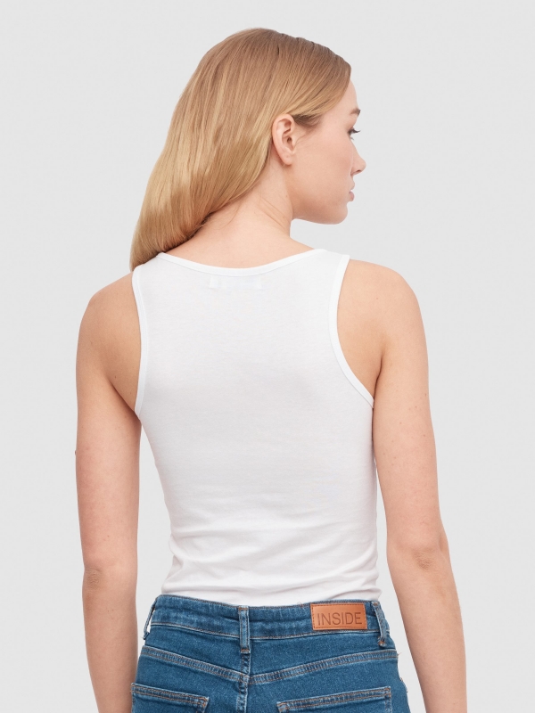 Camiseta cuello pico botones blanco vista media trasera