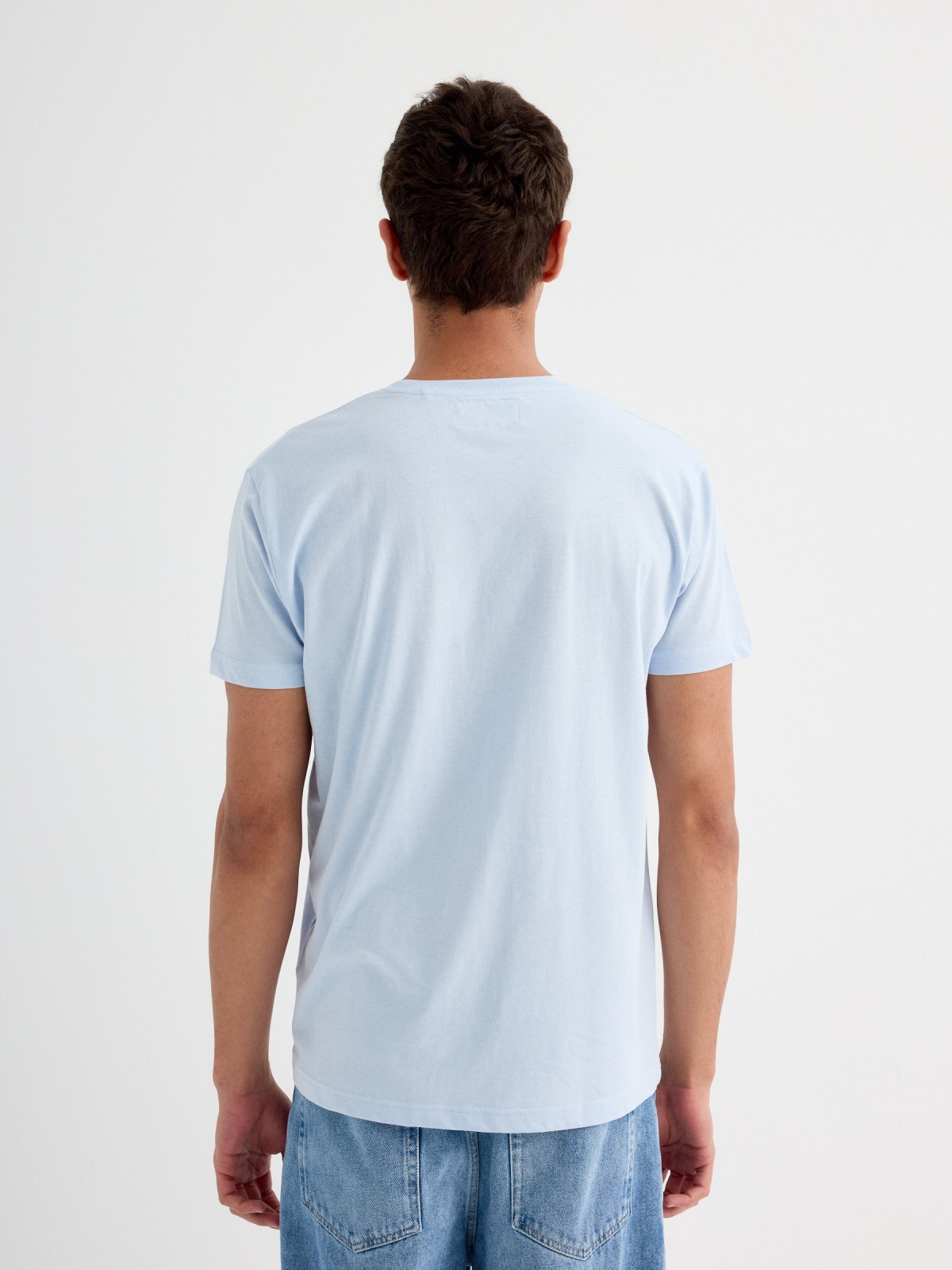 Camiseta de manga curta Blue azul claro vista meia traseira