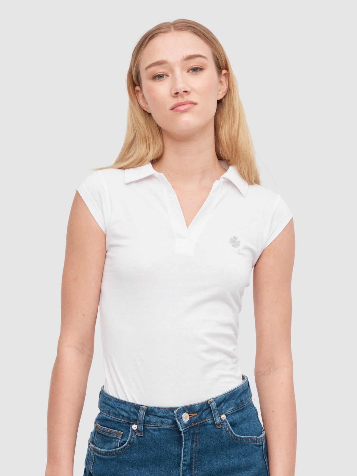 Camiseta polo bordado blanco vista media frontal
