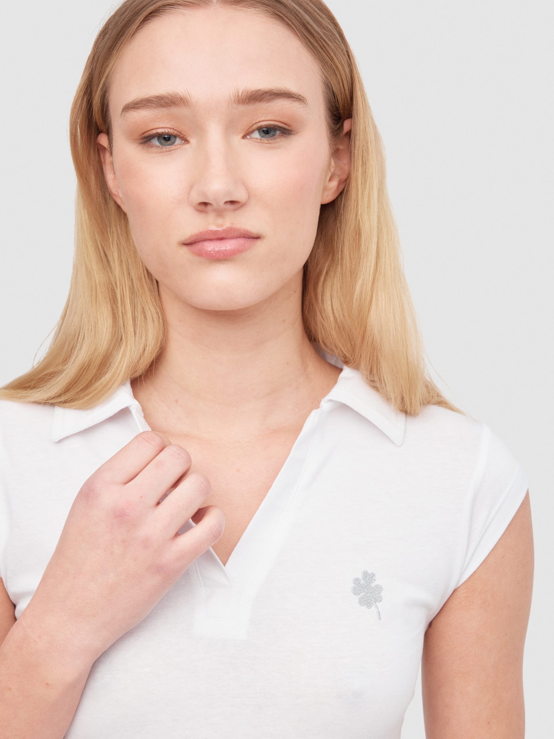 Camiseta polo bordado blanco vista media frontal
